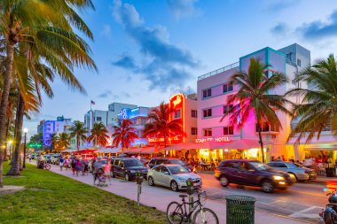Miami Beach, ABD - 23 Ağustos 2014: Sanat deco bölgesinde sanat deco otelleri ve restoranları ile okyanus gezintisi.