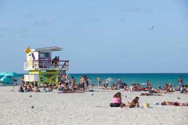 Miami Beach, ABD - 23 Ağustos 2014: İnsanlar Miami 'de güneşli bir günün tadını çıkarıyorlar ve ABD' de bir plaj gününden dönüyorlar..