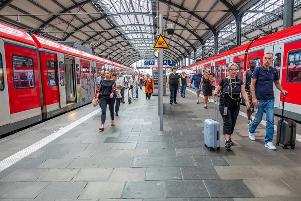 Wiesbaden Tyskland Augusti 2023 Folk Väntar Avgång Tågstationen Wiesbaden Den — Stockfoto