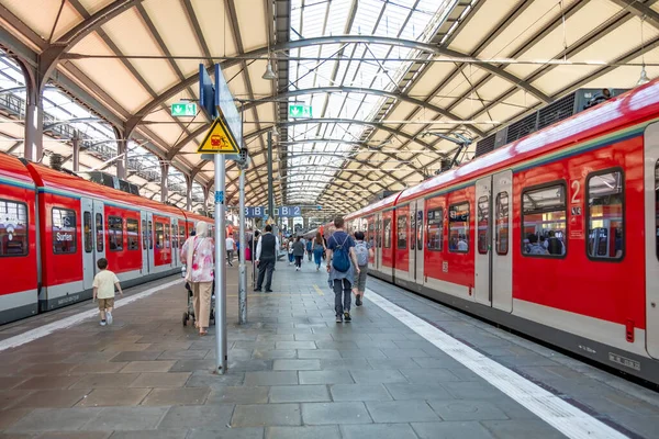 Frankfurt Main Tyskland Augusti 2023 Folk Centralstationen Frankfurt Skyndar Till — Stockfoto