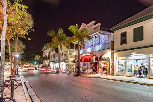 Key West Usa Augustus 2014 Mensen Lopen Langs Hoofdstraat Key — Stockfoto
