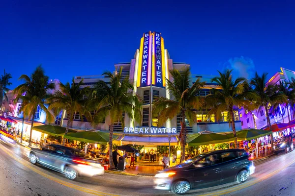 マイアミビーチ アメリカ 2014 アートデコ地区のアートデコホテルやレストランで海をドライブするナイトビュー — ストック写真