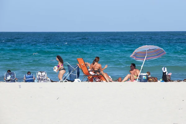 Miami Beach Usa Augusti 2014 Människor Njuter Den Soliga Dagen — Stockfoto