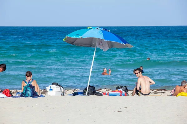 Miami Beach Usa August 2014 People Enjoy Sunny Day South — Stock Photo, Image
