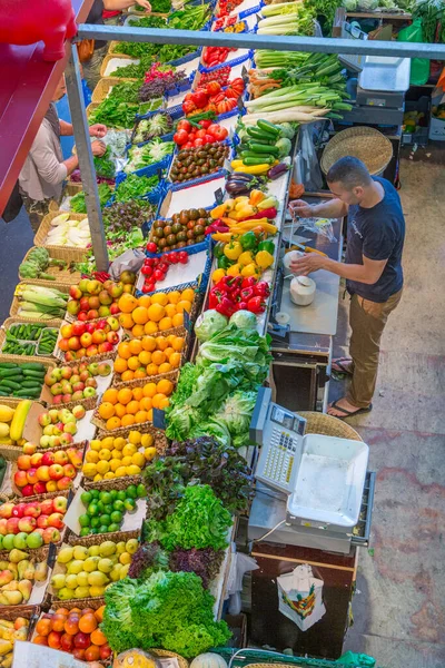 Φρανκφούρτη Γερμανία Αυγούστου 2014 Άνθρωπος Πουλάει Φρέσκα Λαχανικά Και Φρούτα — Φωτογραφία Αρχείου