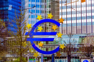 Frankfurt, Almanya 'daki Avrupa Merkez Bankası genel merkezinde Euro işareti