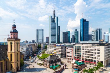 Frankfurt, Almanya -3 Haziran 2014: Frankfurt 'un ufuk çizgisine bakın, Hauptwache ile Frankfurt, Almanya' da. Hauptwache merkezi bir noktadır ve Frankfurt 'un en ünlü meydanlarından biridir.