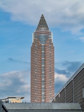 Frankfurt, Almanya - 17 Mayıs 2014: Messeturm - Frankfurt Fuar Kulesi, Almanya. Gökdelen 1991'den 1997'ye kadar 257 metre ile Avrupa'nın en yüksek binasıydı..