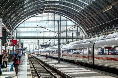 Frankfurt, Almanya - 16 Mayıs 2014: Frankfurt merkez istasyonu, Almanya. İnsanlar şehirlerarası yüksek hızlı trene doğru acele ediyor..