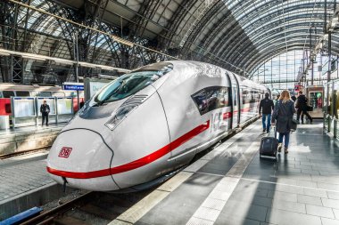 Frankfurt, Almanya - 16 Mayıs 2014: Frankfurt merkez istasyonu, Almanya. İnsanlar şehirlerarası yüksek hızlı trene doğru acele ediyor..