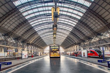 Frankfurt, Almanya - 29 Mart 2014: Frankfurt 'taki merkez tren istasyonunun klasik mimari tarzı görüntüsü. Almanya 'nın en büyük tren istasyonudur..