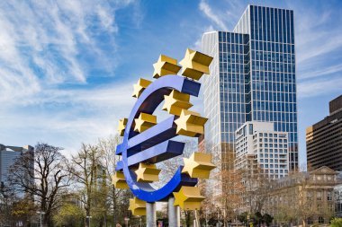 Frankfurt, Almanya - 30 Mayıs 2014: Frankfurt 'taki eski Avrupa merkez bankasının euro sembolü, Ottmar Hoerl tarafından oluşturuldu.