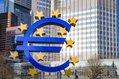 Frankfurt, Almanya 'daki Avrupa Merkez Bankası genel merkezinde Euro işareti