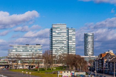 Köln, Almanya - 12 Şubat 2014: Köln gökdelenli modern gökdelen bulutlu gökyüzü altında.