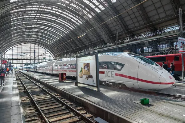 法兰克福 2014年5月16日 德国法兰克福中央车站内 人们赶往城际高速列车上 — 图库照片