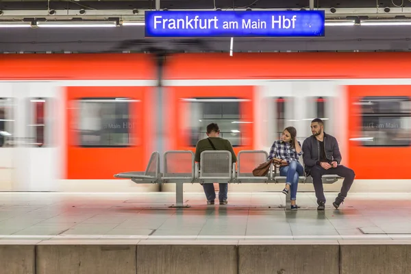 德国法兰克福 2014年3月29日 法兰克福地方火车站等候S Bahn的人 电气化的S Bahn为莱茵河主要地区提供当地交通服务 — 图库照片