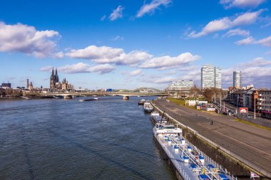 Köln, Almanya - 12 Şubat 2014: Köln gökyüzü altında kubbe ve köprü ile gökyüzü