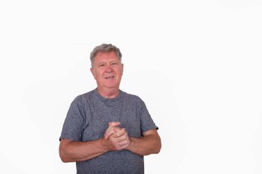 Kameraya bakan yakışıklı bir adamın portresi.