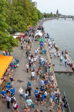 Frankfurt, Almanya - 26 Ağustos 2023: İnsanlar Frankfurt 'taki Müze Festivali' nde eğleniyor..