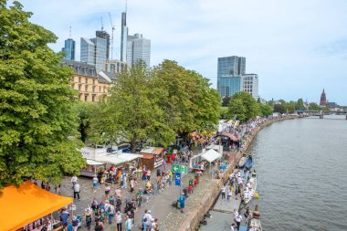 Frankfurt, Almanya - 26 Ağustos 2023: İnsanlar Frankfurt 'taki Müze Festivali' nde eğleniyor..