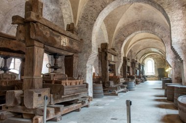 Eberbach, Almanya - 24 Ağustos 2023: Eberbach 'taki eski şarap ve basın evi. Manastır, Almanya 'nın Rheingau kentinde Eltville am Rhein yakınlarında bulunan eski bir manastır..