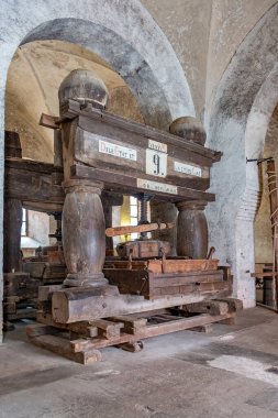 Eberbach, Almanya - 24 Ağustos 2023: Eberbach 'taki eski şarap ve basın evi. Manastır, Almanya 'nın Rheingau kentinde Eltville am Rhein yakınlarında bulunan eski bir manastır..