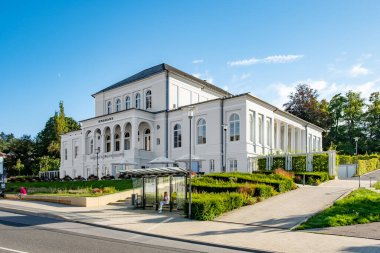 Bad Schwalbach, Almanya - 23 Ağustos 2023: Bad Schwalbach, Hesse, Almanya 'da Kurhaus' a manzara