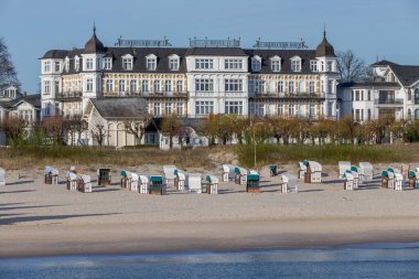 Ahlbeck, Almanya - 17 Nisan 2014: Sahile manzara ve eski tarihi Otel Ahlbecker Hof.