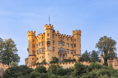 Almanya 'daki Hohenschwangau Kalesi. Schloss Hohenschwangau, Bavyera Alpleri 'nin ünlü simgesidir. Eski Alman kalesinin manzarası, yazın Münih yakınlarındaki Kral II. Ludwig 'in sarayı..