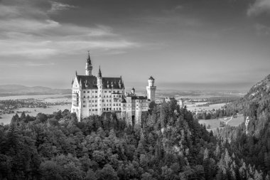 Neuschwanstein kalesi Almanya 'nın Allgau bölgesinde Mariannen Köprüsü' nden görüldü.