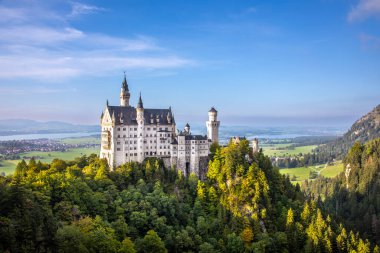 Neuschwanstein kalesi Almanya 'nın Allgau bölgesinde Mariannen Köprüsü' nden görüldü.