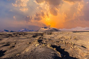 Volkanik yanardağ Montana Colorada Lanzarote, Kanarya Adaları, İspanya önünde bomba