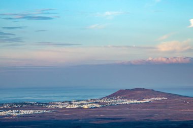 İspanya 'nın Lanzarote kentindeki Playa Blanca' da günbatımı manzarası