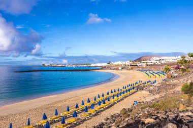 Playa Blanca 'da sabah güneşinde temiz bir kumsal.
