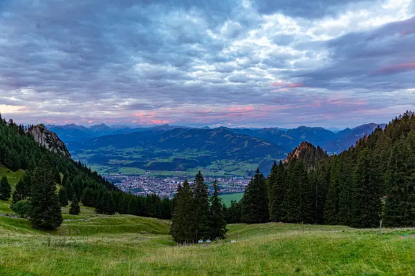 Wschód Słońca Widziany Szczytu Gruenten Panoramą Miejscowości Rettenberg Alp Niemcy — Zdjęcie stockowe
