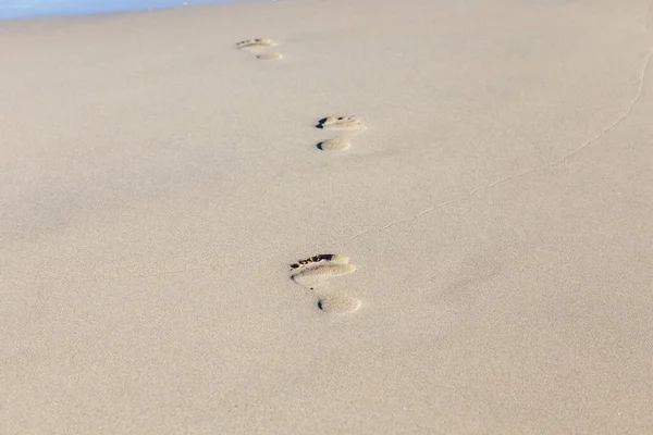 コピースペースと砂の夏の熱帯のビーチの背景に人間の足跡 — ストック写真