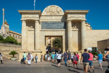 Cordoba, İspanya - 30 Eylül 2023: Puerta del Puente, Roma köprüsünün yanındaki kasaba kapısı, Plaza del Triunfo, Endülüs, İspanya.