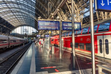 Frankfurt, Almanya - 11 Eylül 2013: Frankfurt tren istasyonundaki insanlar yerel bir kırmızı trenle geldiler. Çoğunda 49 Euro 'luk indirim bileti var..
