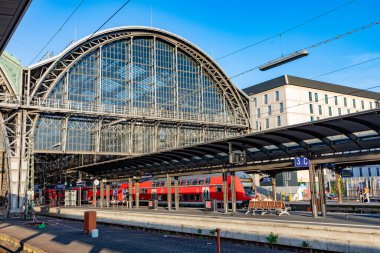 Frankfurt, Almanya - 11 Eylül 2013: Frankfurt tren istasyonundaki insanlar yerel bir kırmızı trenle geldiler. Çoğunda 49 Euro 'luk indirim bileti var..