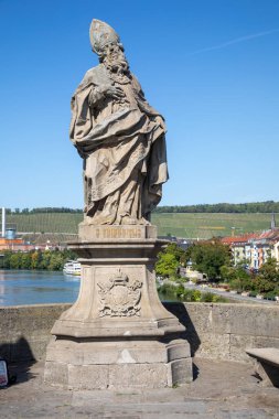 Wurzburg, Almanya - 11 Eylül 2023: Wurzburg 'un Eski Ana Köprüsü, Almanya - Alte Mainbrucke - pek çok güzel heykeli - Fridericus - azizlerin en eski köprüsü olarak bilinir (1473-1543).)