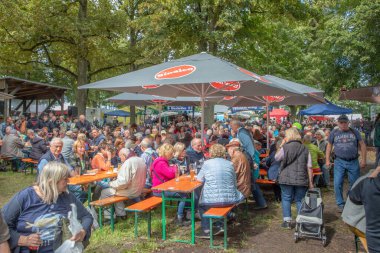 Idstein, Almanya - 31 Ağustos 2023: İnsanlar Almanya 'nın Idstein kentindeki Alteburger pazarında ağaçların gölgesinde dinlenmenin tadını çıkarıyorlar..