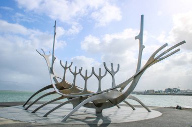 Reykjavik, İzlanda - 24 Mayıs 2023: Reykjavik, İzlanda 'daki ünlü Güneş Voyager anıtı