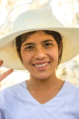 Rangoon, Myanmar - 14 Ağustos 2015: güneş şapkalı genç Burmalı modern kadın portresi. Gülümsüyor ve çok mutlu görünüyor..