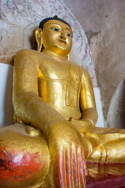 Pagan, Myanmar - 14 Ağustos 2015: Buddha Pagan 'daki Gawdawpalin tapınağında.