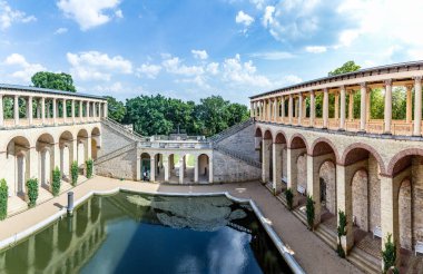 Potsdam, Almanya - 8 Ağustos 2015: Belvedere, Potsdam, Almanya Pfingstberg Hill'de yeni Bahçe bir sarayda. Frederick William IV'e 1847 yılında kale inşa.