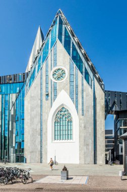 Leipzig, Almanya - 8 Ağustos 2015: Erick van Egeraat modern Üniversitesi salonu 2008 yılında Augustus Square Leipzig inşa. Tasarım bir 15nci yüzyıl Kilisesi anımsatan yapıldı..