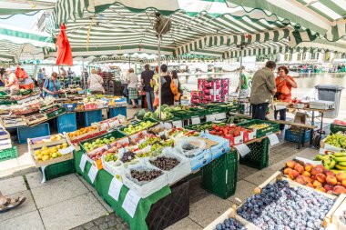 Leipzig, Almanya - 4 Ağustos 2015: İnsanlar Leipzig 'deki pazar meydanındaki açık hava çiftçi pazarından alışveriş yapmayı seviyorlar.