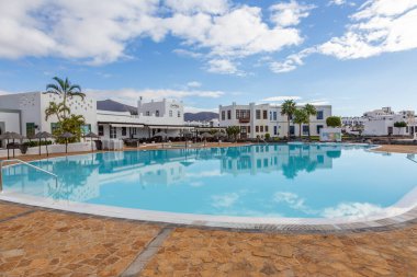 Playa Blanca, İspanya - 18 Kasım 2014: Havuzu, otelleri, restoranları ve dükkanları olan yeni liman bölgesi i Playa blanca.