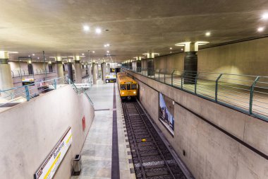 Berlin, Almanya - 27 Ekim 2014: Berlin, Almanya 'daki Bundestag tren istasyonuna - Alman parlamentosu - gece görünümü