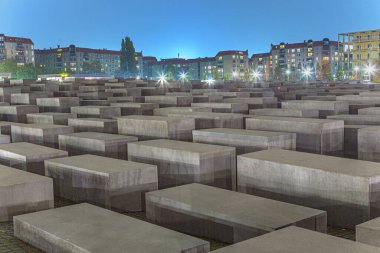 Berlin, Almanya - 27 Ekim 2014: Berlin, Almanya 'daki Soykırım Anıtı. Farklı yüksekliklere ve paralel hizaya sahip 2711 beton bloktan oluşur..